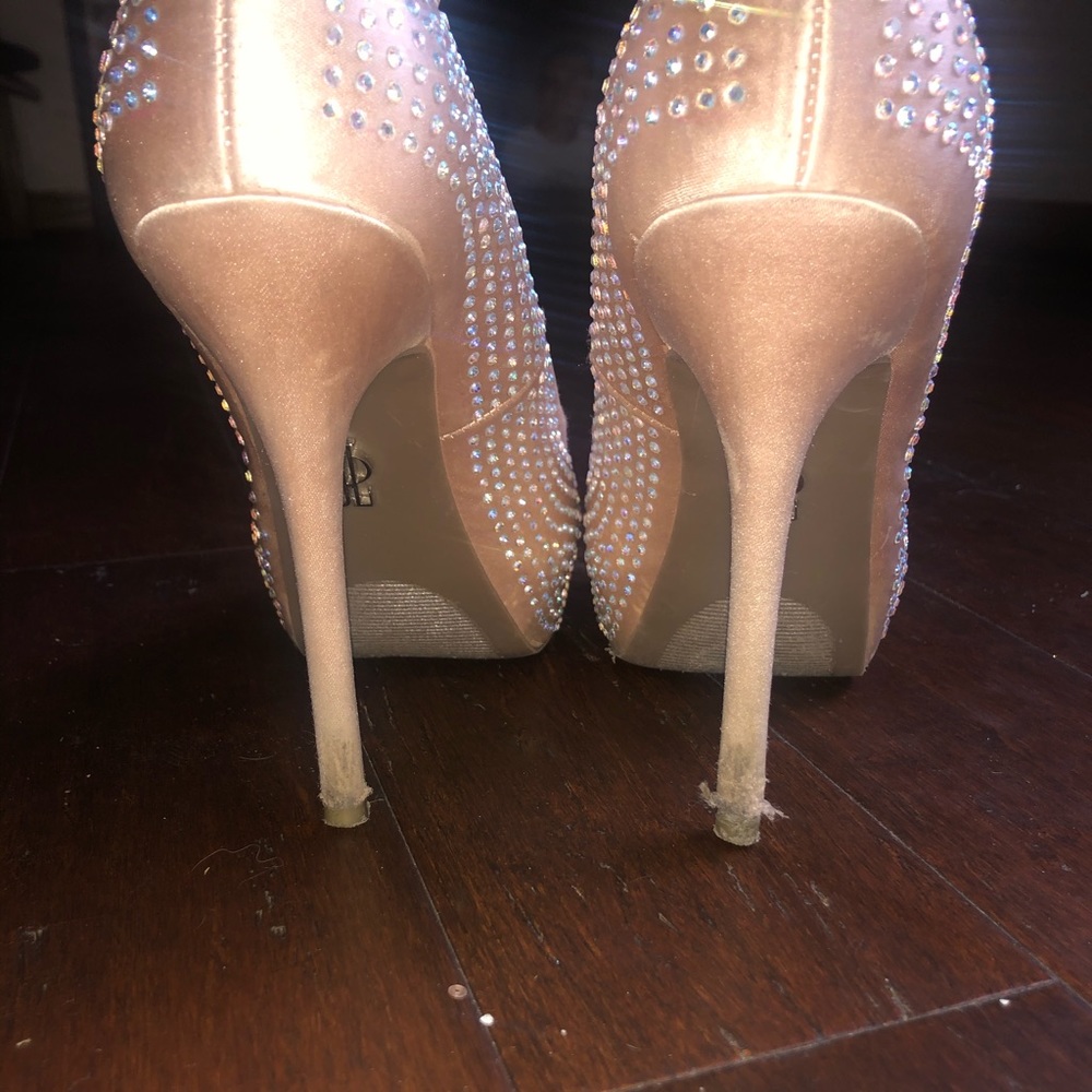 Heels - Picture 4 of 4